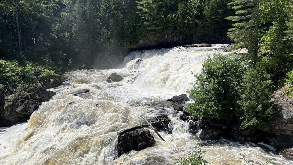 Les Chutes du Moulin attirent les vacanciers | Le téléjournal Ottawa ...