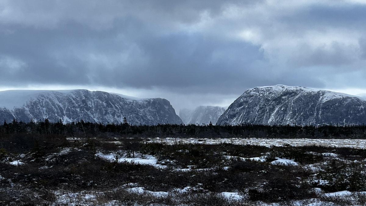 La parc national du Gros-Morne en mars 2023. Entre deux montagnes, on aperçoit le début d'un fjord. 