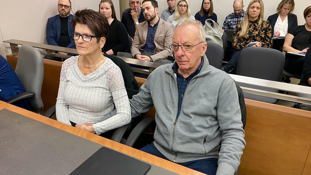 Les parents de Maureen Breau assis côte à côte dans une salle du palais de justice de Trois-Rivières.