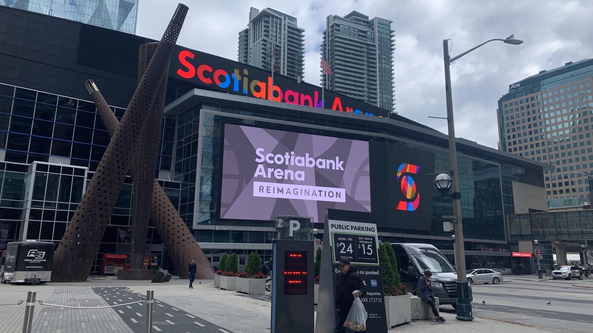 Le parvis de l'aréna Banque Scotia et son écran géant.