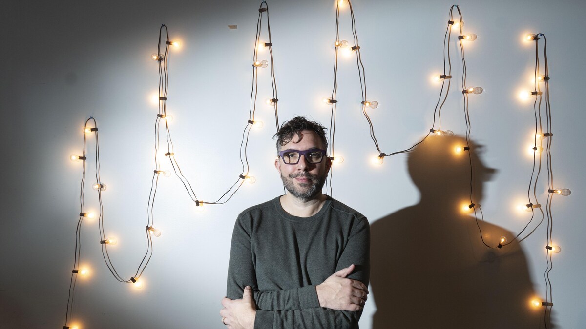 Pascal Vaillancourt, directeur général de Interligne, pose devant des lumières.
