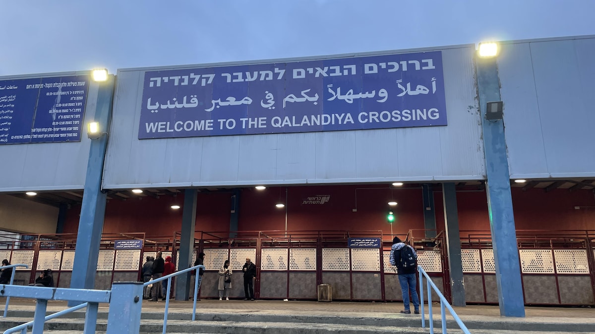 Un panneau au-dessus du passage dit « Bienvenue au passage de Qalandia ».