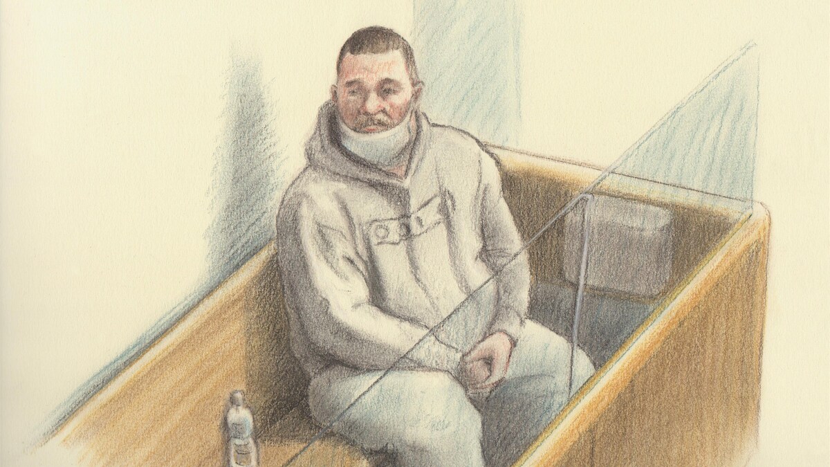 Une illustration de Pat King dans le box des accusés, portant son masque sous sa bouche.