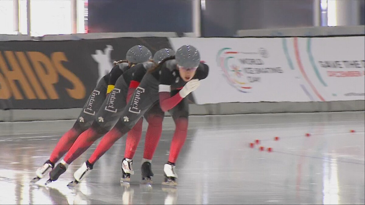 Les Canadiennes Valérie Maltais, Béatrice Lamarche et Maddison Pearman à la poursuite par équipe aux Championnats des quatre continents de patinage de vitesse.