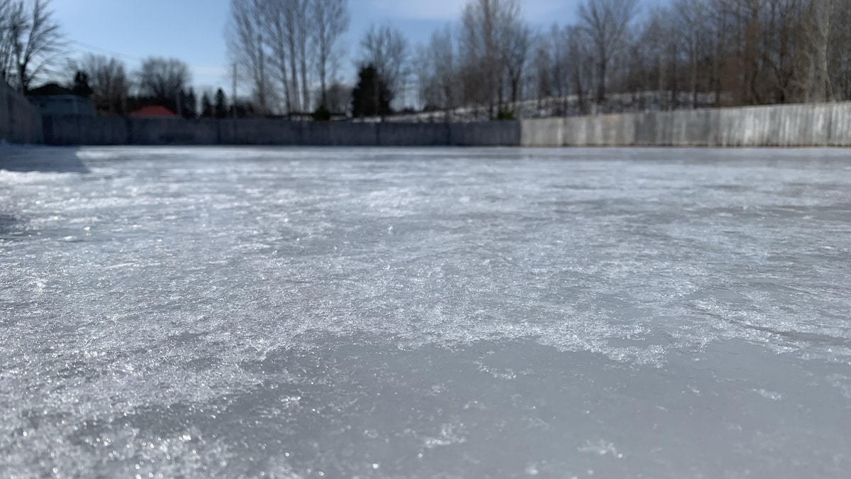 La glace d'une patinoire.