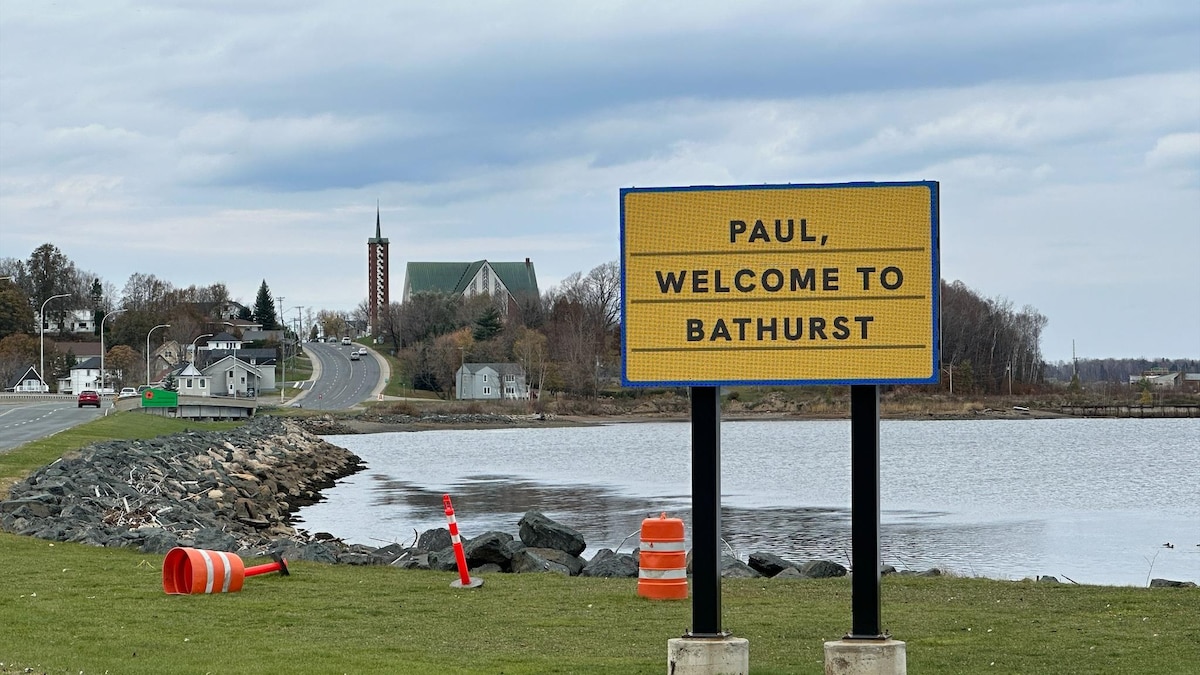 Un panneau à l'entrée de la ville de Bathurst où il est écrit en anglais : Paul, bienvenue à Bathurst 