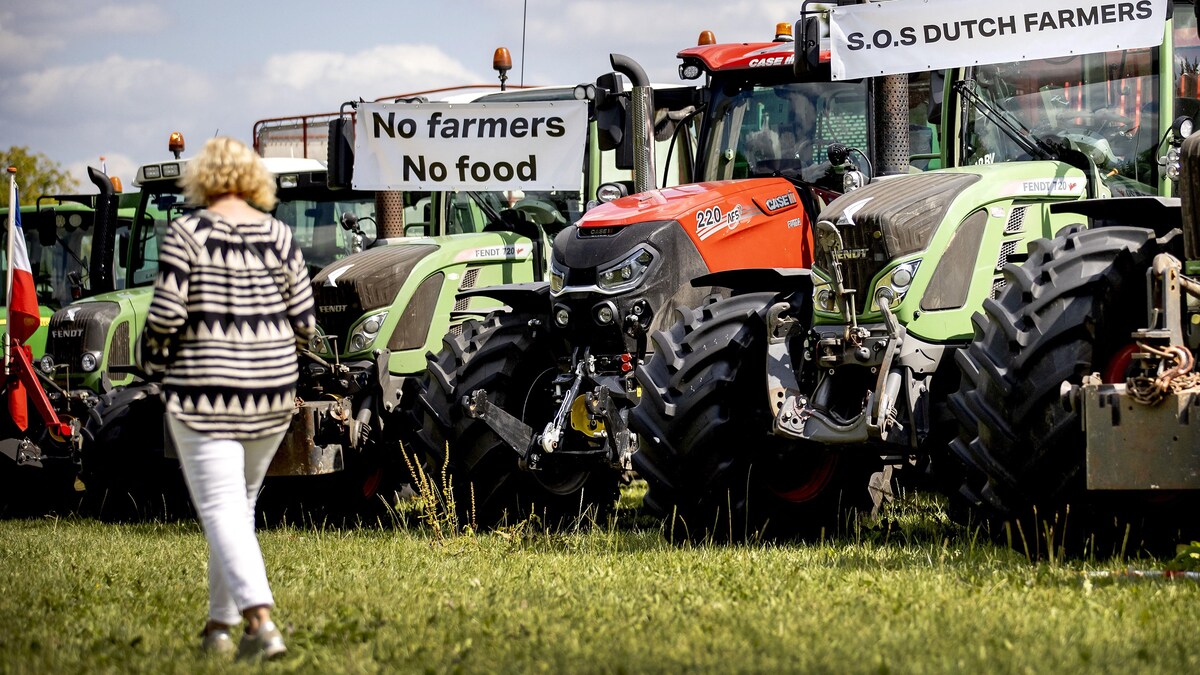 Des tracteurs stationnés dans un champ pour une manifestation.