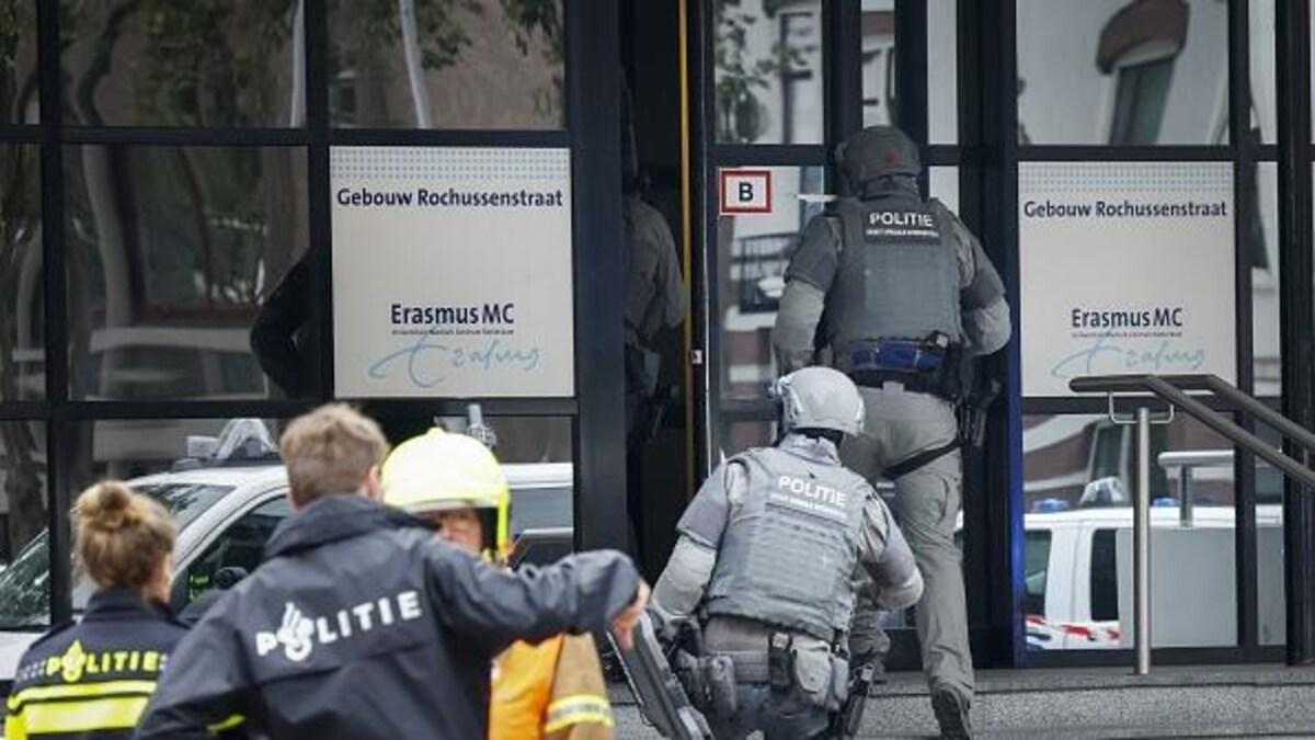 Des policiers néerlandais pénètrent dans le centre médical Erasme de Rotterdam, au Pays-Bas, le 28 septembre 2023. 