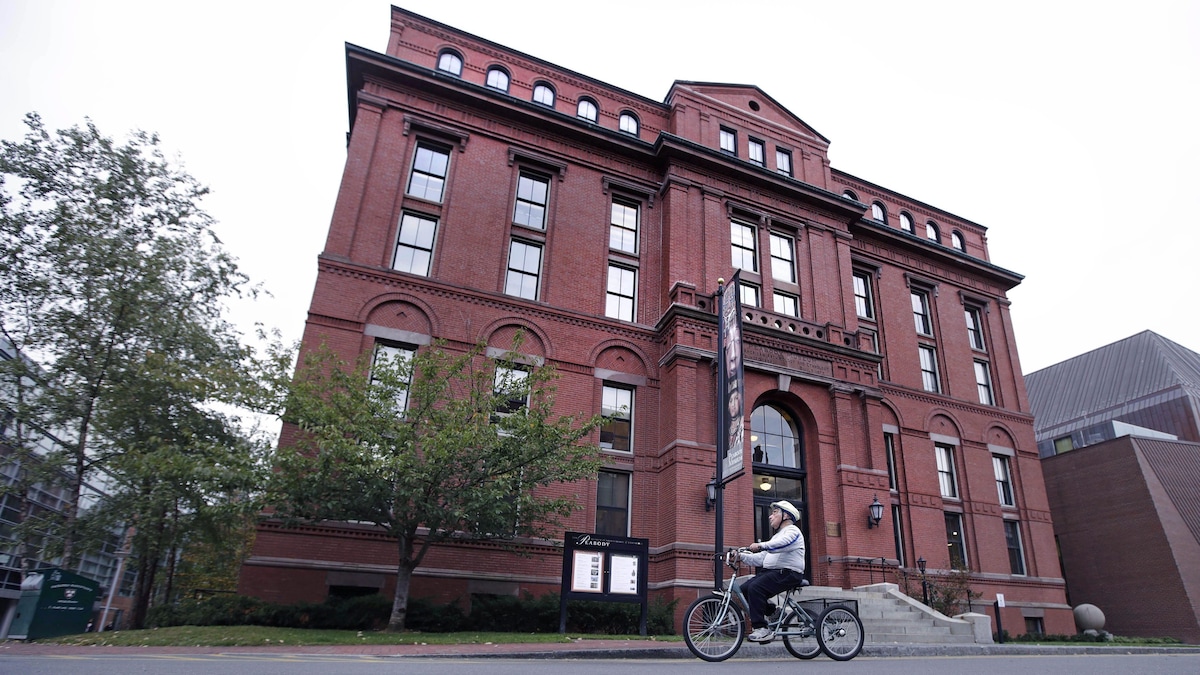 Un cycliste circule devant le musée d'archéologie et d'ethnologie Peabody de l'Université Harvard, le 13 octobre 2016.