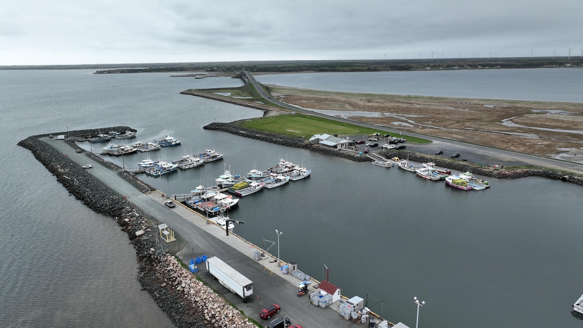 Une photo de drone du quai de Miscou, où les bateaux sont à quai. 