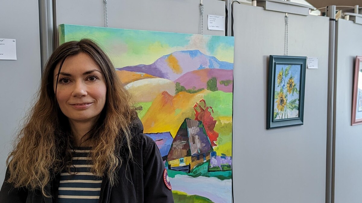L'artiste peintre et organisatrice de l'exposition Vera Kostenko.