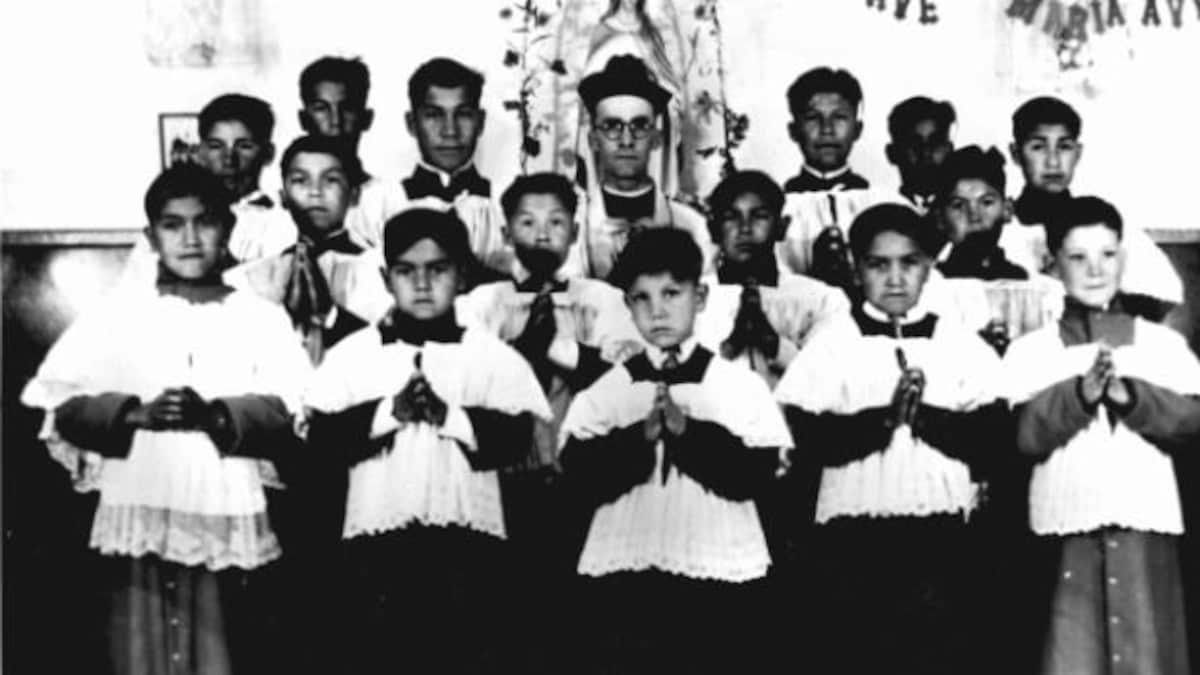 Une photo en noir et blanc d'enfants de chœur.