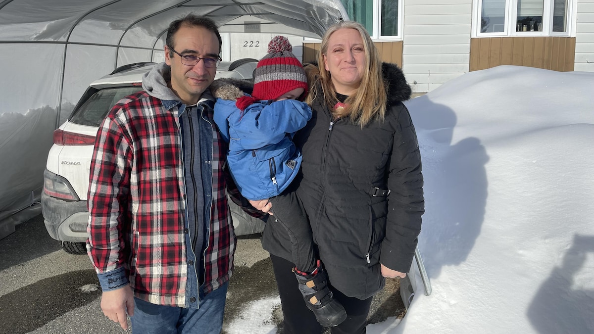 Marina et Carlos Pires sont photographiés devant une maison à Val-d'Or, en compagnie de l'un de leurs trois enfants. 