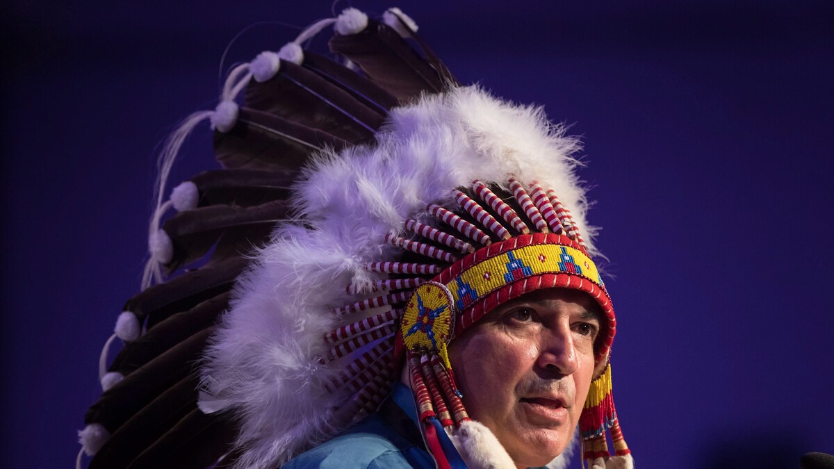 Perry Bellegarde est réélu chef de l'Assemblée des Premières Nations, au deuxième tour avec 63 % des voix au deuxième tour de scrutin.