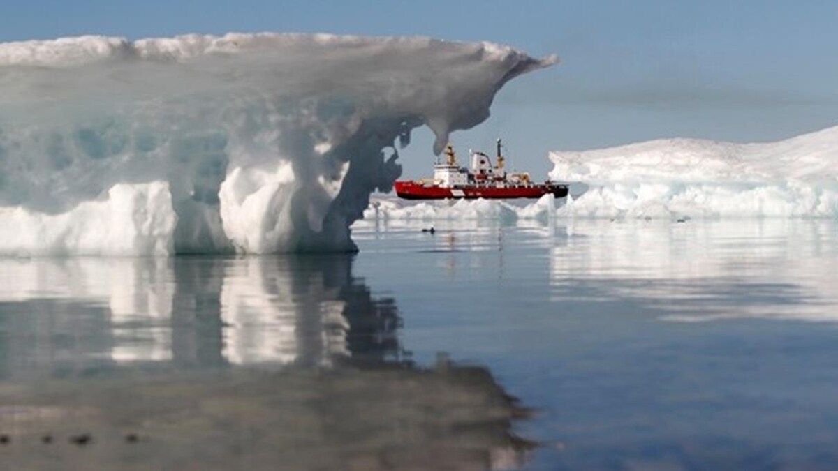 Un brise-glace dans l'Arctique.
