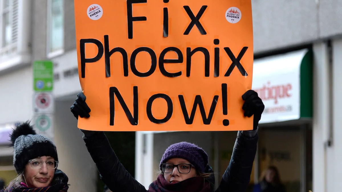 Une manifestante brandit une affiche sur laquelle on peut lire « Fix Phoenix Now! » en référence au système de paie dans la fonction publique fédérale.
