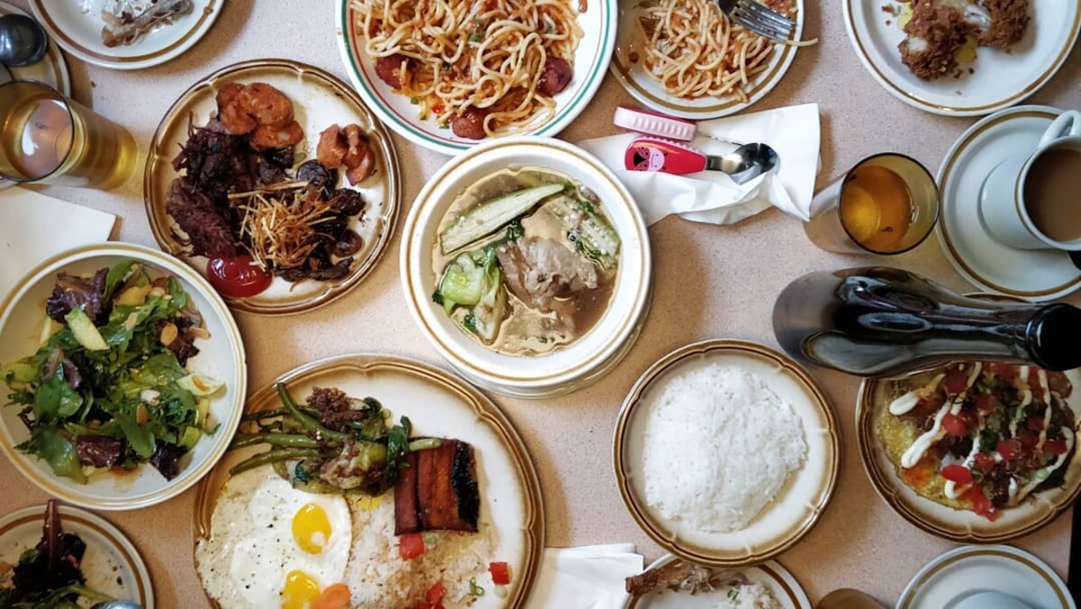 Une table avec de la nourriture philippine.