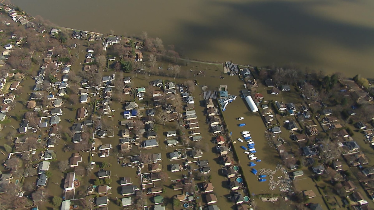 Vue aérienne sur la partie inondée de Sainte-Marthe-sur-le-Lac.