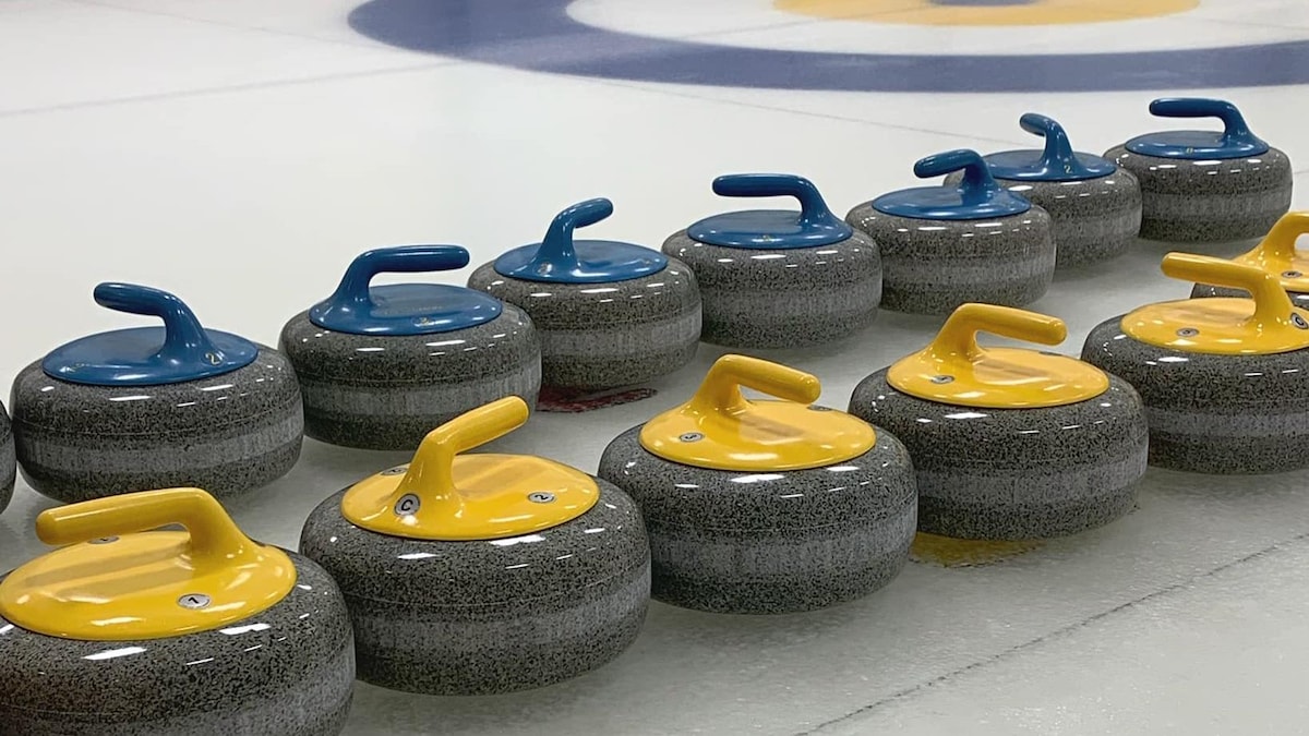 Des pierres bleues et jaunes sur la glace.