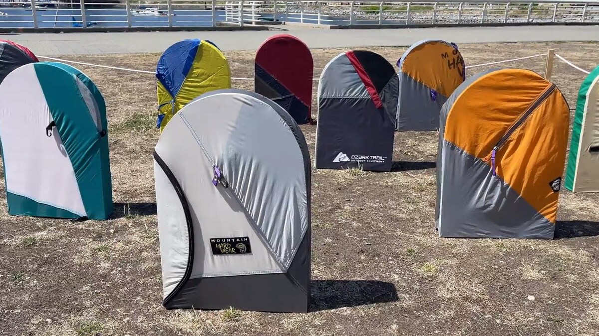 De fausses pierres tombales recouvertes de toile de tente recyclées sont installées au centre-ville de Vancouver.