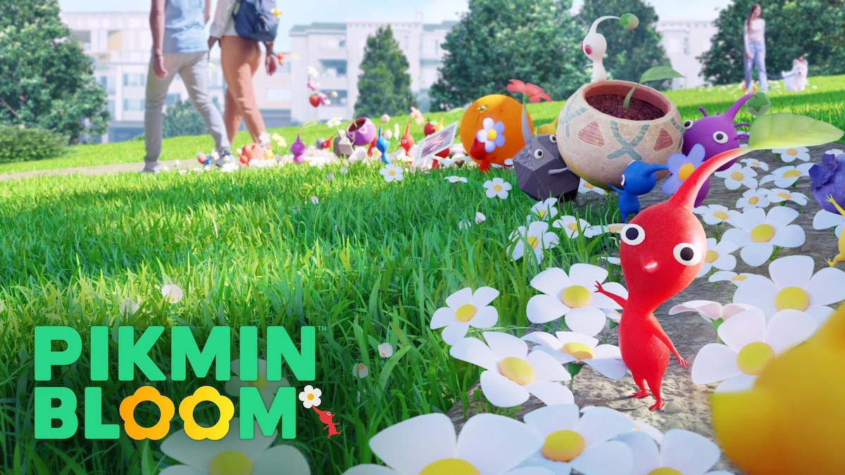 Des personnages animés dans un parc du monde réel. 
