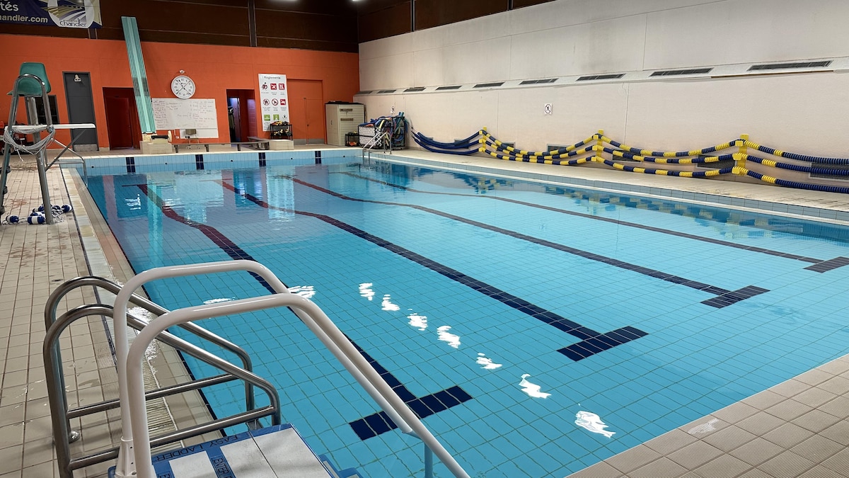 Une piscine intérieure avec cinq corridors de nage. 