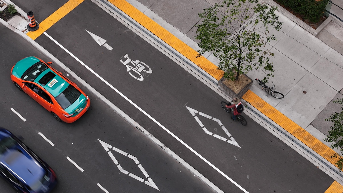Transporter ses enfants en vélo électrique : une pratique illégale en Ontario