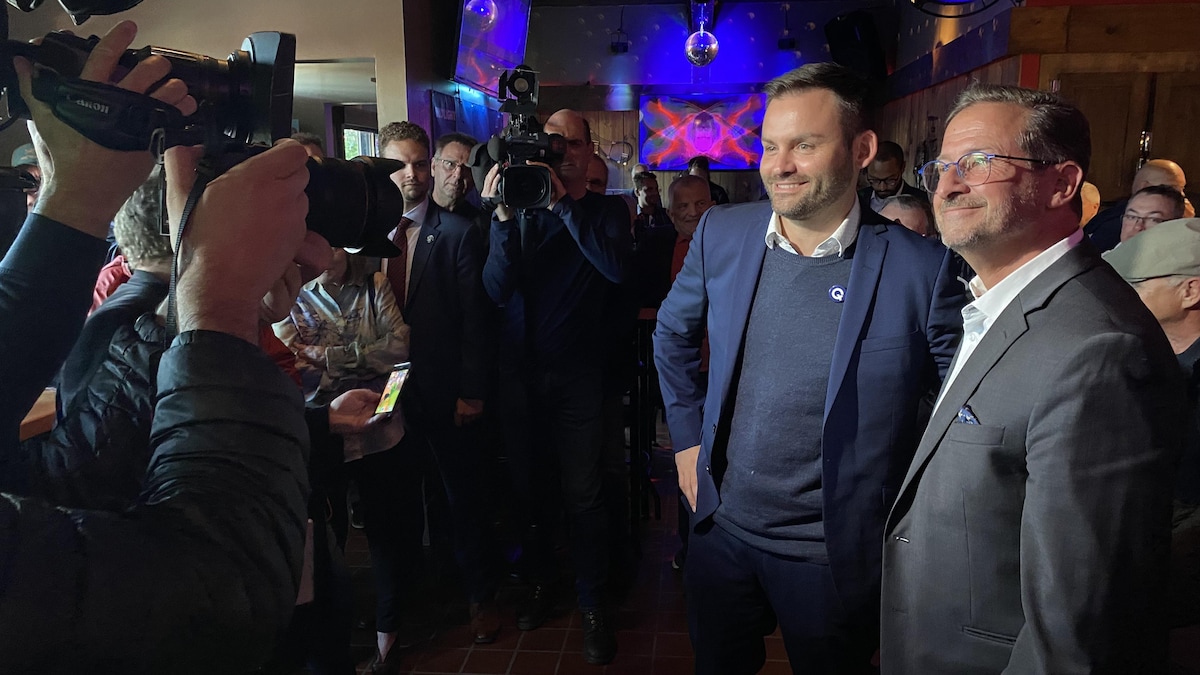 Paul St-Pierre Plamondon et Yves-François Blanchet posent pour une photo ensemble.