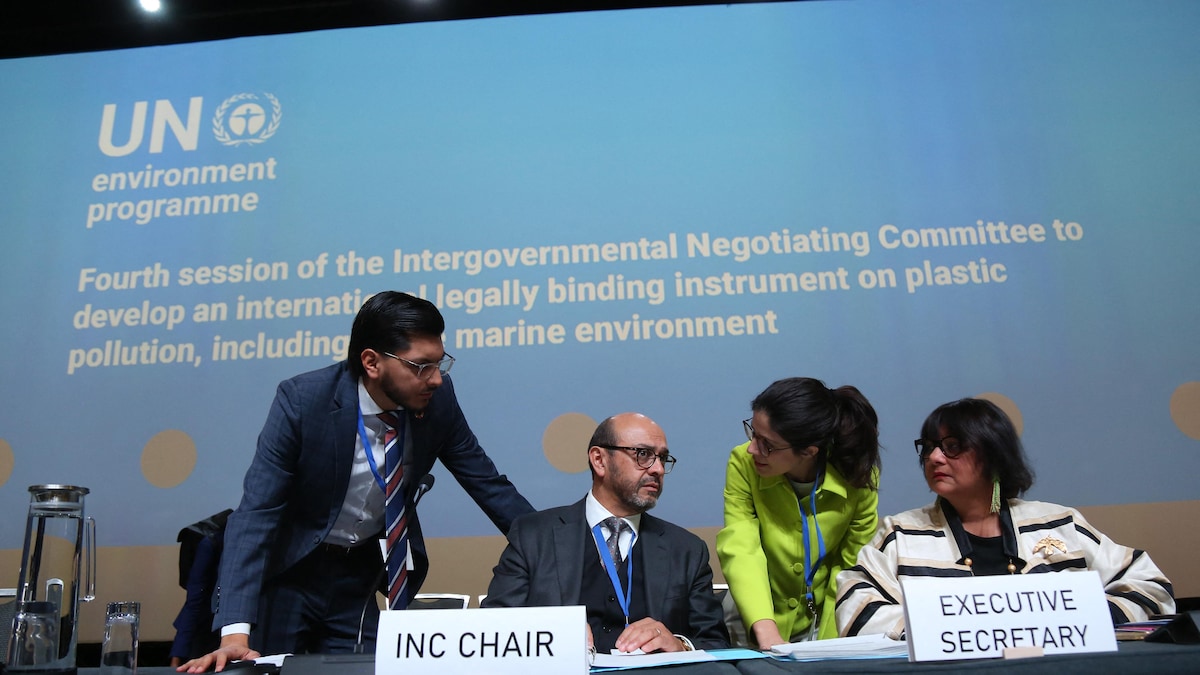 L'Équatorien Luis Vayas Valdivieso, président du Comité intergouvernemental de négociation sur la pollution plastique, lors d'une séance plénière.