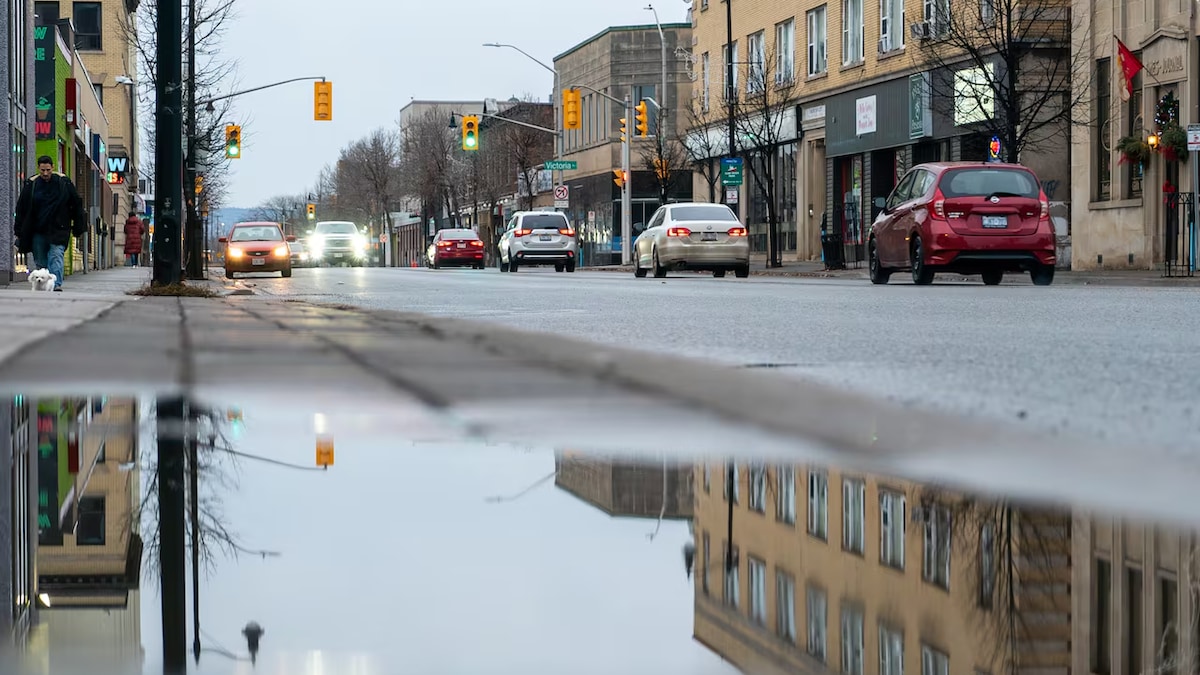 Une rue de Thunder Bay sous la pluie.