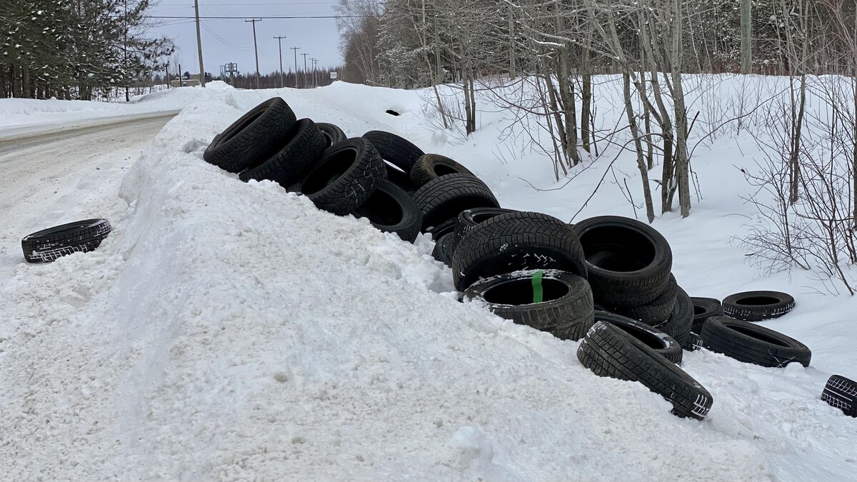 Des pneus dans la neige.