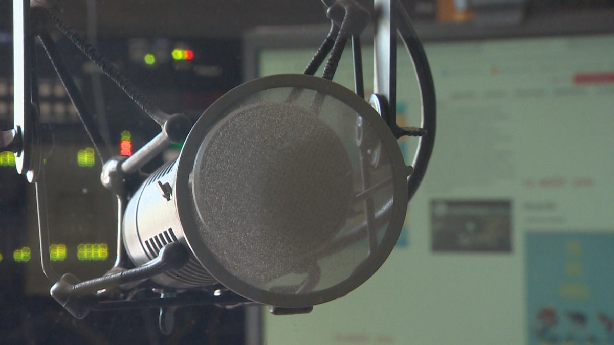 Un microphone de radio des studios d'Envol 91 FM.