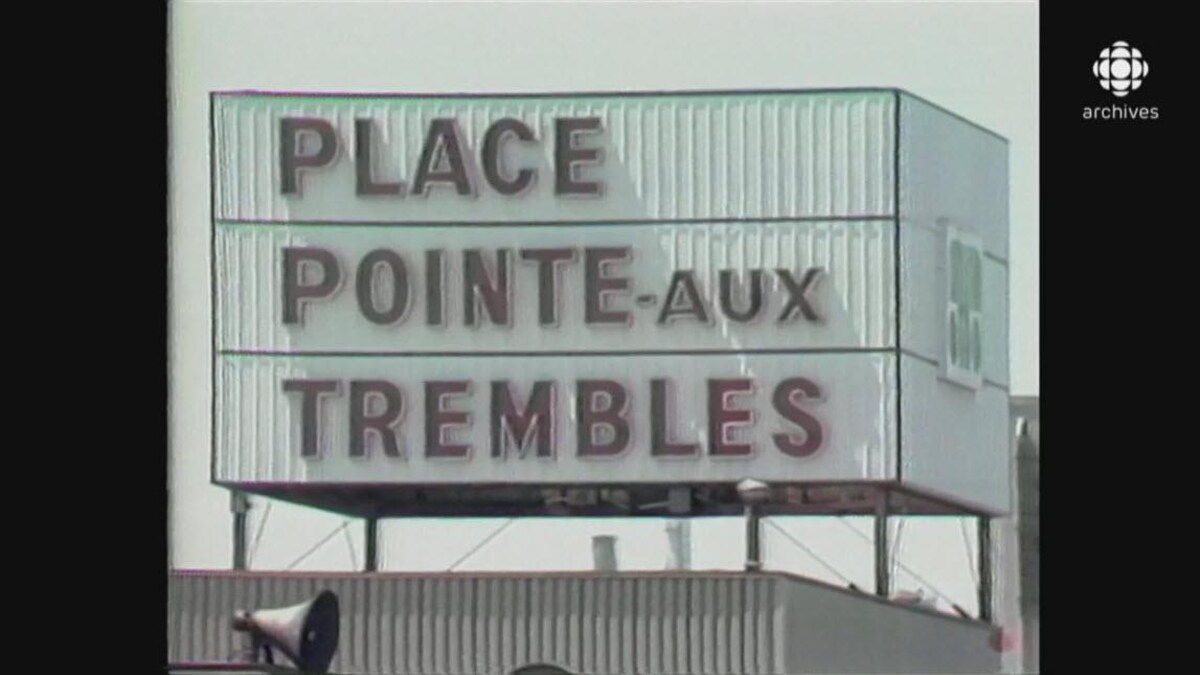 Conteneur servant d'enseigne avec l'inscription « Place Pointe-aux-Trembles »