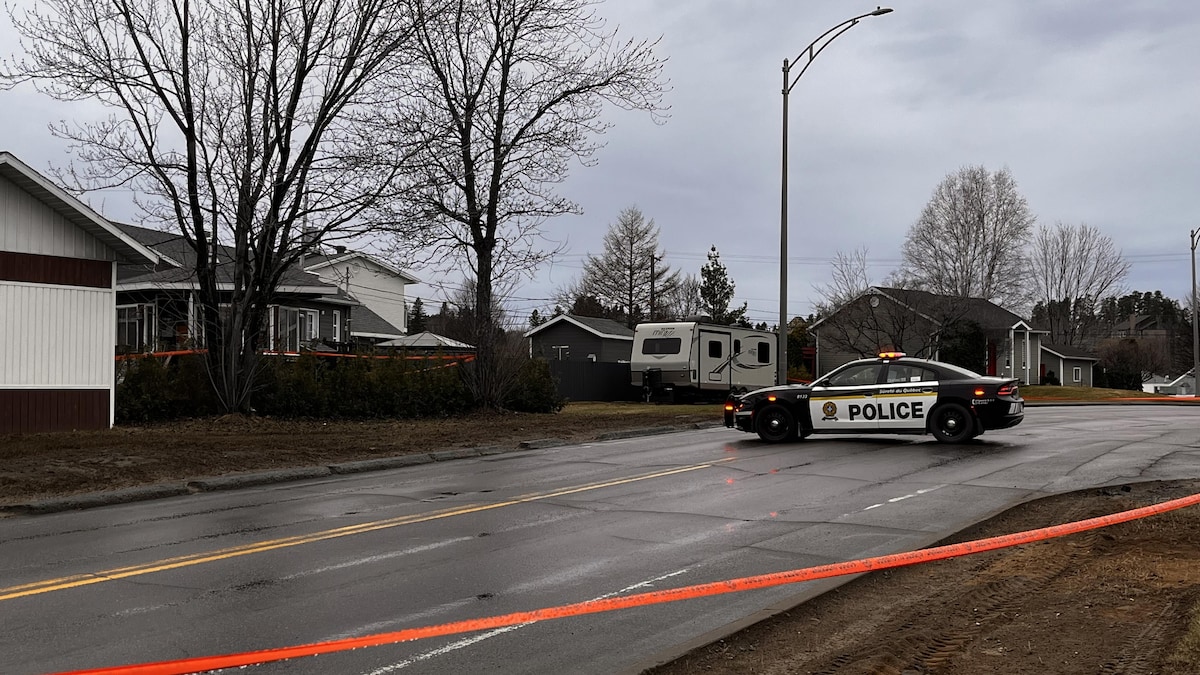 Un véhicule de la Sûreté du Québec bloque une rue.
