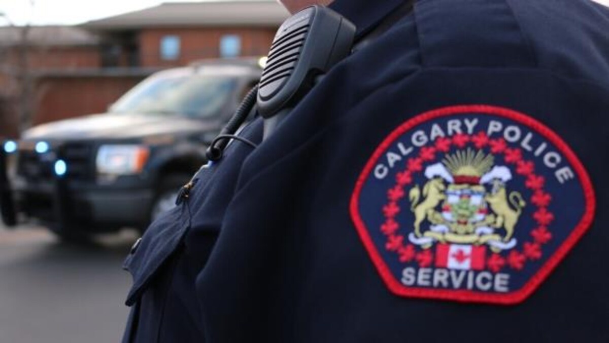 La poitrine d'un policier de Calgary. Sur son écusson il est écrit en anglais : Service de police de Calgary.