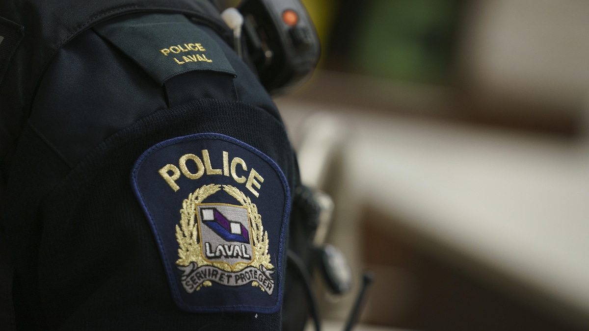 L'écusson de la police de Laval sur l'épaule d'un policier.