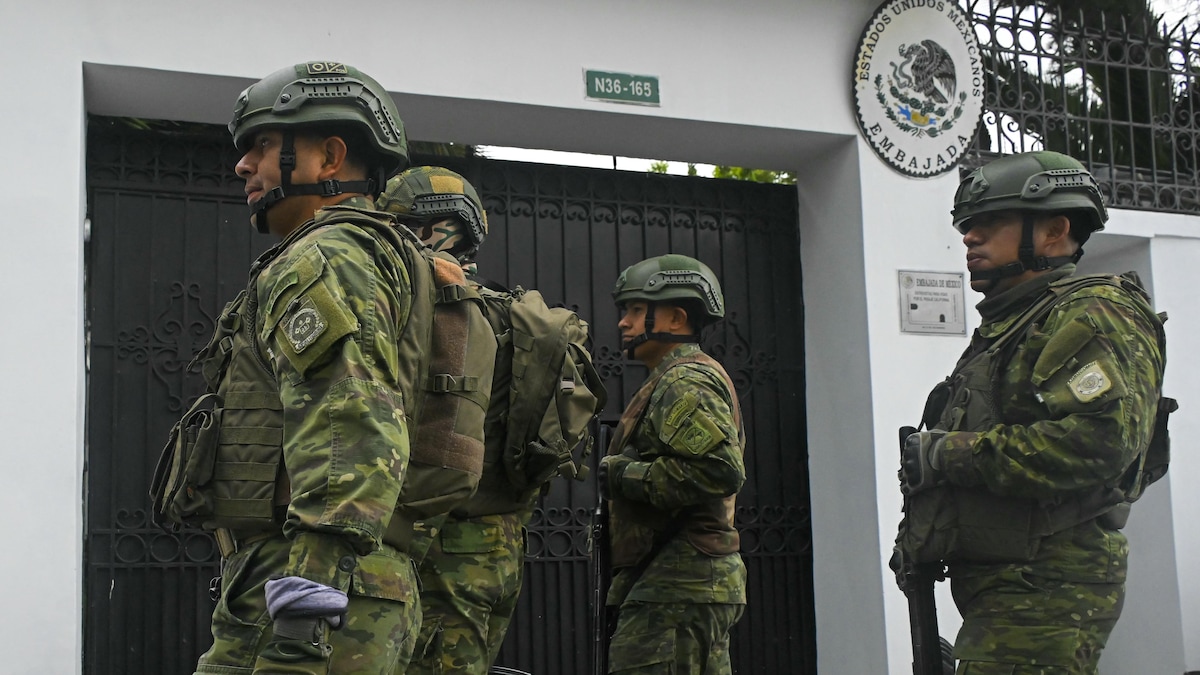 Des soldats montent la garde devant l’ambassade du Mexique à Quito, le 5 avril 2024. 