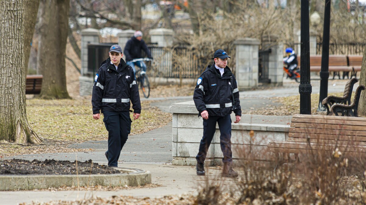 Des cadets patrouillent au parc La Fontaine.