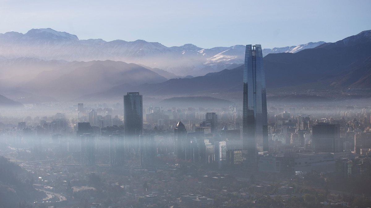 La ville de Santiago dans le brouillard.