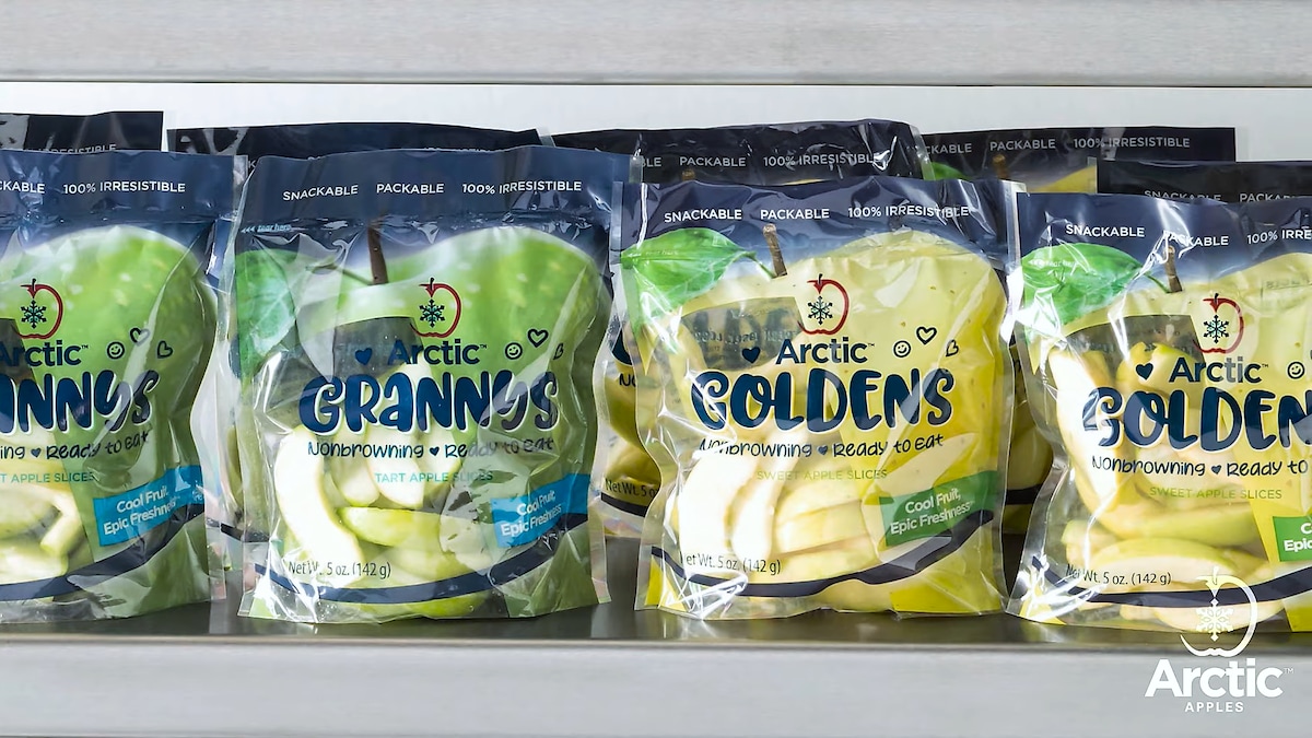 Des pommes génétiquement modifiées tranchées dans des sacs en plastique.