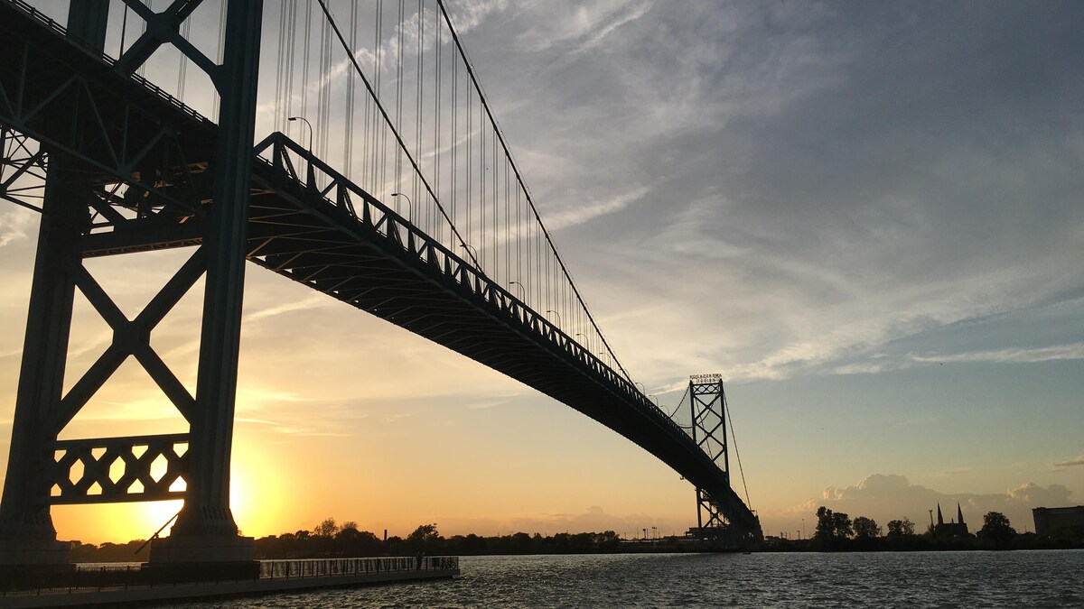 Vue du pont Ambassador lors d'un coucher de soleil. 