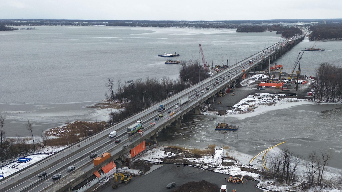 La circulation sur le pont de l'Île-aux-Tourtes, en sortant de la pointe ouest de l'île de Montréal, le lundi 11 décembre 2023. 