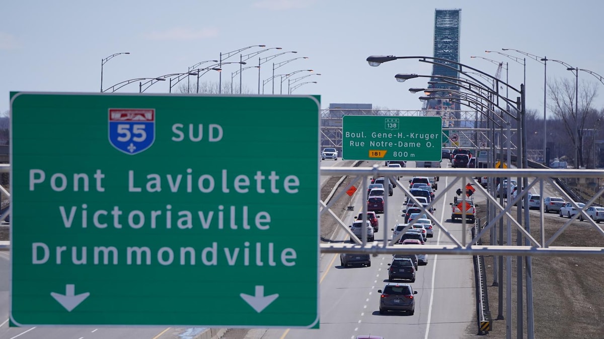Les voitures s'alignaient sur le pont Laviolette à Trois-Rivières en raison des travaux de remplacement de la dalle.