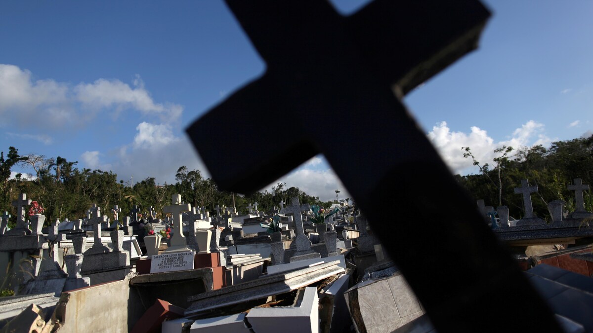 Des tombes détruites lors de l'ouragan Maria en septembre 2017 dans un cimetière de la municipalité de Lares à Porto Rico.