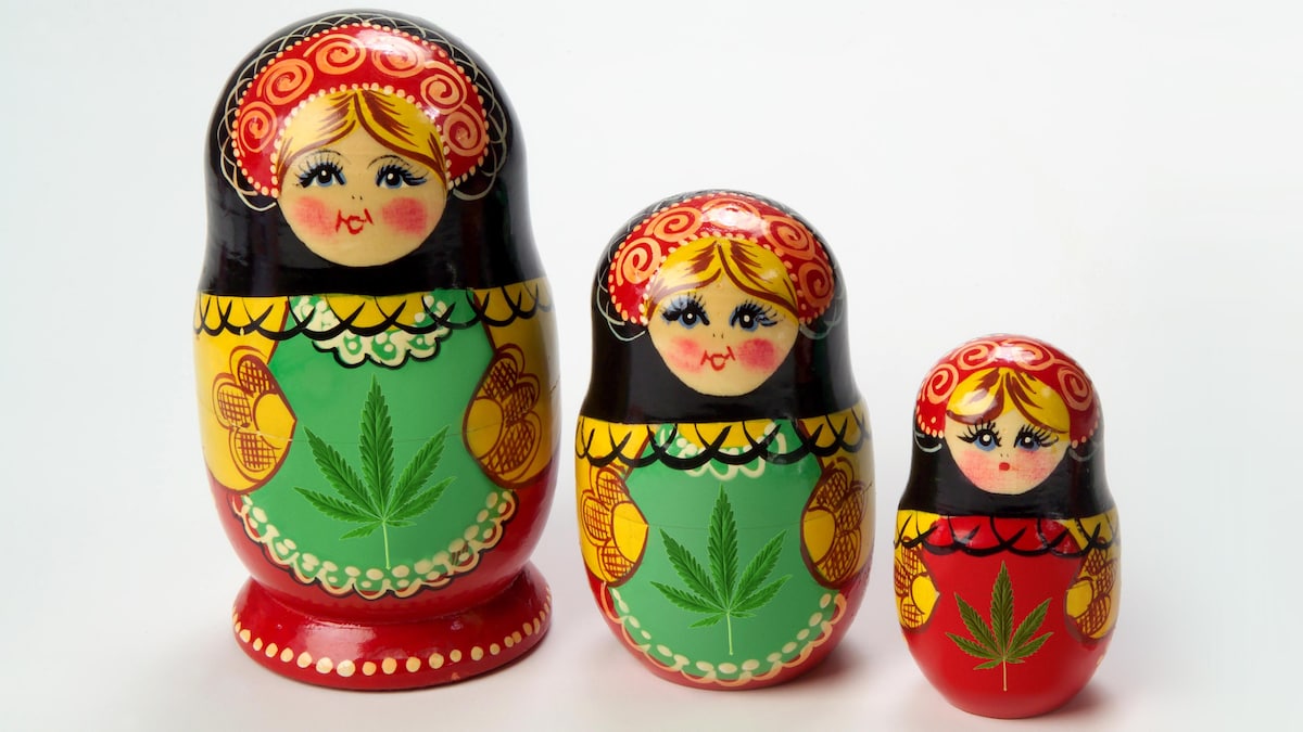 Des poupées russes avec des feuilles de cannabis