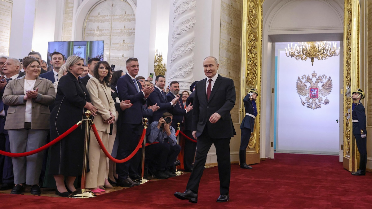 Vladimir Poutine fait son entrée dans la salle.