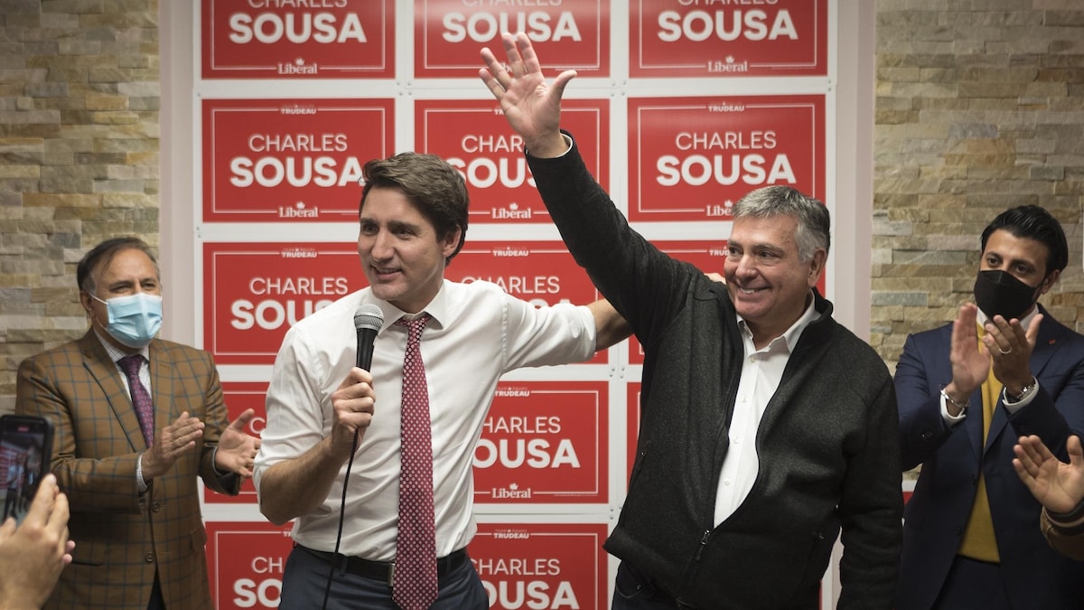Le premier ministre Justin Trudeau qui tenait à conserver la circonscription de Mississauga-Lakeshore est allé faire campagne avec son candidat, Charles Sousa.