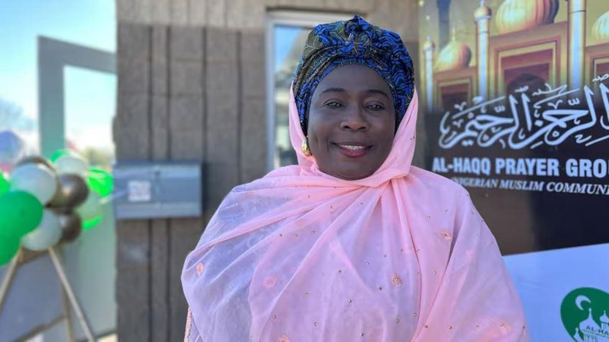 Titi Tijani est debout avec un foulard enroulé sur le corps, le 18 octobre 2025.
