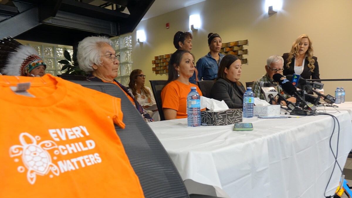 Une conférence de presse organisée par la Première Nation English River, en Saskatchewan, concernant de potentielles tombes anonymes découvertes, le 29 août 2023.