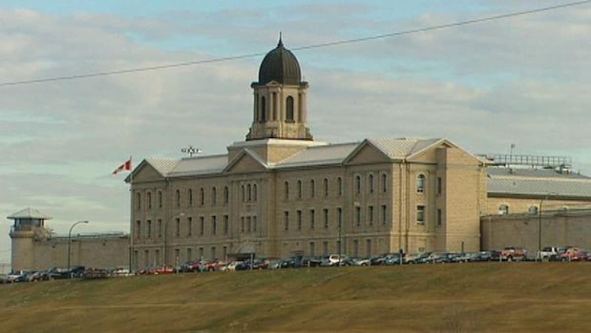 Un immeuble carcéral de pierre beige.